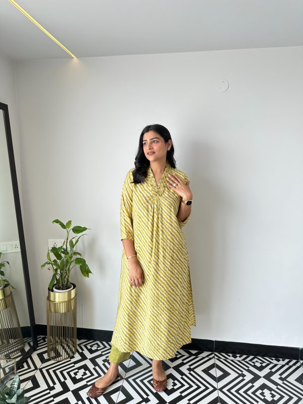 Green V Neck Lehriya Kurta Set - Image 3